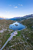 Luftaufnahme des Laghetto Moesola auf dem San Bernardino-Pass bei Sonnenuntergang. Graubünden, Bezirk Moesa, Schweiz, Europa.