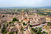 Luftaufnahme der Stadt Spello im Frühling. Spello, Bezirk Perugia, Umbrien, Italien, Europa.
