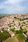 Luftaufnahme der Stadt Spello im Frühling. Spello, Bezirk Perugia, Umbrien, Italien, Europa.