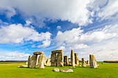 Blick auf den antiken Steinkreis von Stonehenge. Amesbury, Wiltshire, England, Vereinigtes Königreich
