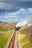 Blick auf einen Dampfzug auf der Swanage-Bahn bei Corfe Castle. Dorset, England, Vereinigtes Königreich.