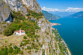 Luftaufnahme der Kirche San Martino in Griante mit Blick auf den Comer See. Griante, Bezirk Como, Lombardei, Italien, Europa.