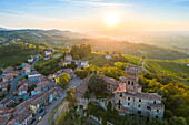 Luftaufnahme eines sommerlichen Sonnenuntergangs über dem Schloss Cigognola. Cigognola, Oltrepo Pavese, Bezirk Pavia, Lombardei, Italien.