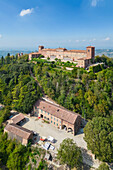 Luftaufnahme des Schlosses Montalto auf einem Hügel mit Blick auf den gesamten Oltrepo Pavese. Montalto Pavese, Oltrepo Pavese, Bezirk Pavia, Lombardei, Italien.