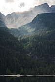 Sonnenstrahlen auf der Brenta-Gruppe, Tovel-See, Ville d'Anaunia, Nonstal, Trentino, Provinz Trient, Trentino-Südtirol, Italien, Europa