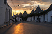 Die Trulli von Alberobello am Morgen. Alberobello, Provinz Bari, Apulien, Italien, Europa.