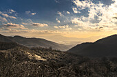 Landschaft vom Weg der Götter in der Nähe von Sant'Agata di Mugello. Scarperia und San Piero Gemeinde, Metropolitanstadt Florenz, Toskana, Italien, Europa.