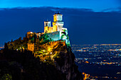 Stadt San Marino. Republik San Marino bei Nacht, Europa. Die Festung von Guaita auf dem Monte Titano, (Italien)