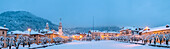 Europa, Italien, Venetien, Provinz Belluno. Das historische Zentrum von Agordo mit der Kirche und dem schneebedeckten Park von Broi