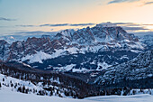 Berg Pomagagnon auf der linken und Cristallo auf der rechten Seite, im Tal die Stadt Cortina d'Ampezzo vom Giau-Pass aus gesehen, Dolomiten. Provinz Belluno, Venetien, Italien