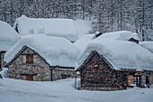 Crampiolo mit Schnee bedeckt während des Schneefalls, Devero-Tal, Piemont, Italien, Europa