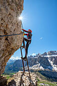 Cir, Dolomiten, Südtirol, Italien. Kletterer auf dem Klettersteig des Cir V