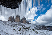 Sexten, Provinz Bozen, Südtirol, Italien. Die Drei Zinnen von einer Felshöhle aus gesehen