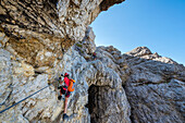 Falzarego-Pass, Dolomiten, Provinz Belluno, Venetien, Italien. Bergsteiger auf dem Klettersteig "Kaiserjäger" auf den Lagazuoi