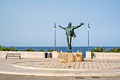 Polignano a Mare, Bari, Apulien, Italien. Statue von Domenico Modugno