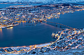 Europa, Norwegen, Finnmark, Troms: Blick auf die Stadt von der Bergstation der Seilbahn