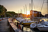 Toscolano Maderno Golf, mit Kirche von St. Andrea und Boote in Sonnenaufgang, Gardasee, Toscolano Maderno, Brescia Provinz, Lombardei, Italien, Europa, Südeuropa.