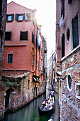 Venedig, typischer Kanal mit Gondel und Touristen, Venezia, Venedig, Veneto, Italia, Italien, Europa, Südeuropa