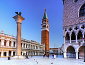 Markusplatz mit Glockenturm von S.Marco, Herzogspalast, S.Marco Säulen, im Sonnenaufgang mit Touristen, Venezia, Venedig, Veneto, Italien, Südeuropa