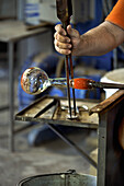 Murano, Arbeitsszenen bei der Herstellung des typischen Muranoglases; Murano, Italien, Europa, Südeuropa