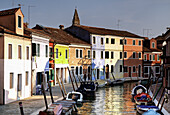 Burano, typischer Kanal mit bunten Häusern und Booten; Burano, Venedig, Venetien, Italien, Italien, Südeuropa