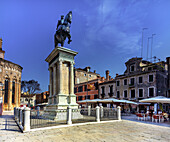 Campo Santi Giovanni e Paolo, Statue von Bartolomeo Colleoni, Fondamenta Dandolo, mit Touristen an der Bar; Venetien, Venedig, Italien, Europa, Südeuropa