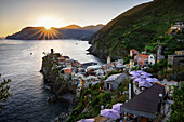 Nationalpark der Cinque Terre, Blick auf Vernazza mit Sonne bei Sonnenuntergang; Vernazza, Ligurien, Italien, Europa, Südeuropa, Norditalien