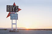 USA, Kalifornien, Amboy: Roy's Cafè-Schild an der Historic Route 66