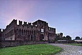 Schloss von Soncino, Frontalansicht am frühen Morgen, mit rotem Himmel, Soncino, Provinz Cremona, Lombardei, Italien, Europa