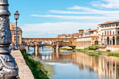 Europa, Italien, Florenz: klassische Postkarten von der Ponte Vecchio, die sich im Arno spiegelt