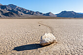 Die geheimnisvollen Segelsteine von Racetrack Playa im Death Valley National Park, Kalifornien, USA