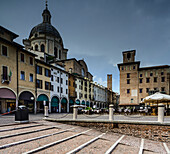 Die Piazza Erbe am Tag, mit der Kuppel der Basilika S. Andrea, dem Palazzo del Podestà und einem wunderschönen blauen Himmel Mantua, Lombardei, Norditalien, Südeuropa