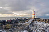Der alte Leuchtturm von Gardur bei Sonnenuntergang: Island, Europa