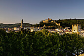 Panorama der Stadt Soave, mit dem Zentrum und dem Schloss von Soave im Hintergrund während des Sonnenuntergangs Soave, Verona, Venetien, Italien, Europa, Südeuropa