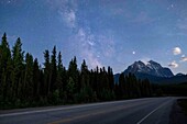 Milchstraße vom Straßenrand aus; Nordamerika, Kanada, Alberta, Icefields Parkway, Banff National Park