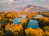 Sonnenuntergang über Franciacorta und dem Naturschutzgebiet Torbiere del Sebino, Provinz Brescia in Italien, Lombardei, Europa.