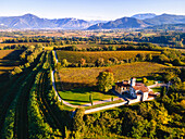 Luftaufnahme von Franciacorta im Herbst, Provinz Brescia, Region Lombardei, Italien.