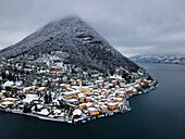 Luftaufnahme des Dorfes Peschiera Maraglio in Montisola in der Wintersaison, Provinz Brescia in der Lombardei, Italien, Europa.