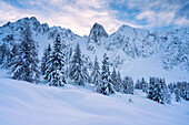 Sonnenaufgang in Schilpario, Seriana-Tal in der Provinz Bergamo, Lombardei, Italien, Europa.