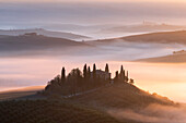 Bauernhaus Belvedere im Orcia-Tal in der Morgendämmerung in der Provinz Siena, Region Toskana, Italien.