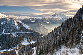 Sonnenaufgang in den Orobie-Alpen im Winter, Provinz Bergamo in der Lombardei, Italien.