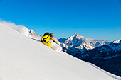 Freeride-Skifahren am Falzarego-Pass. Cortina d'Ampezzo, Venetien, Italien.