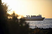 Kreuzfahrtschiff bei Sonnenuntergang, Isla San Esteban, Baja California Sur, Mexiko
