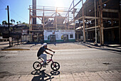 Junger Mann auf dem Fahrrad in Santa Rosalia, Baja California Sur, Mexiko