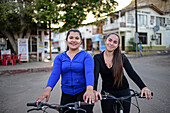 Zwei Mädchen im Teenageralter in Santa Rosalia, Baja California Sur, Mexiko