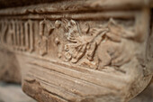 Einzelheiten zum Grabmal von König Ferdinand I. (Fernando I.) von Portugal (1345-1383). Sarkophag im gotischen Stil. Das Archäologische Museum von Carmo (MAC) im Kloster von Carmo, Lissabon, Portugal