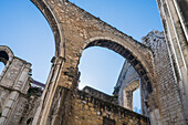 Carmo Convento (Convento da Ordem do Carmo), ein ehemaliges katholisches Kloster, das 1755 zerstört wurde und das Archäologische Museum Carmo (MAC) beherbergt, Lissabon, Portugal