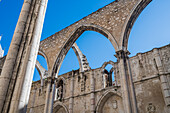 Carmo Convento (Convento da Ordem do Carmo), ein ehemaliges katholisches Kloster, das 1755 zerstört wurde und das Archäologische Museum Carmo (MAC) beherbergt, Lissabon, Portugal