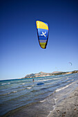 Kitesurfen am Strand von Port de Pollenca, Mallorca, Spanien