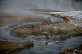 Aus dem Fluss aufsteigender Dampf im Yellowstone-Nationalpark, USA